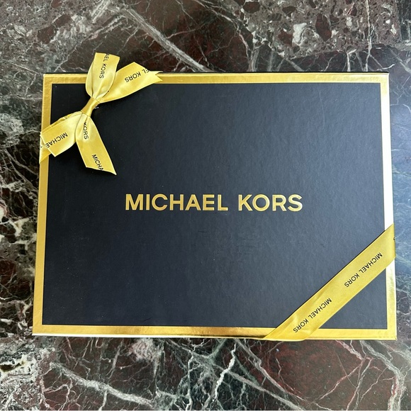 Michael Kors gift box - Picture 3 of 9